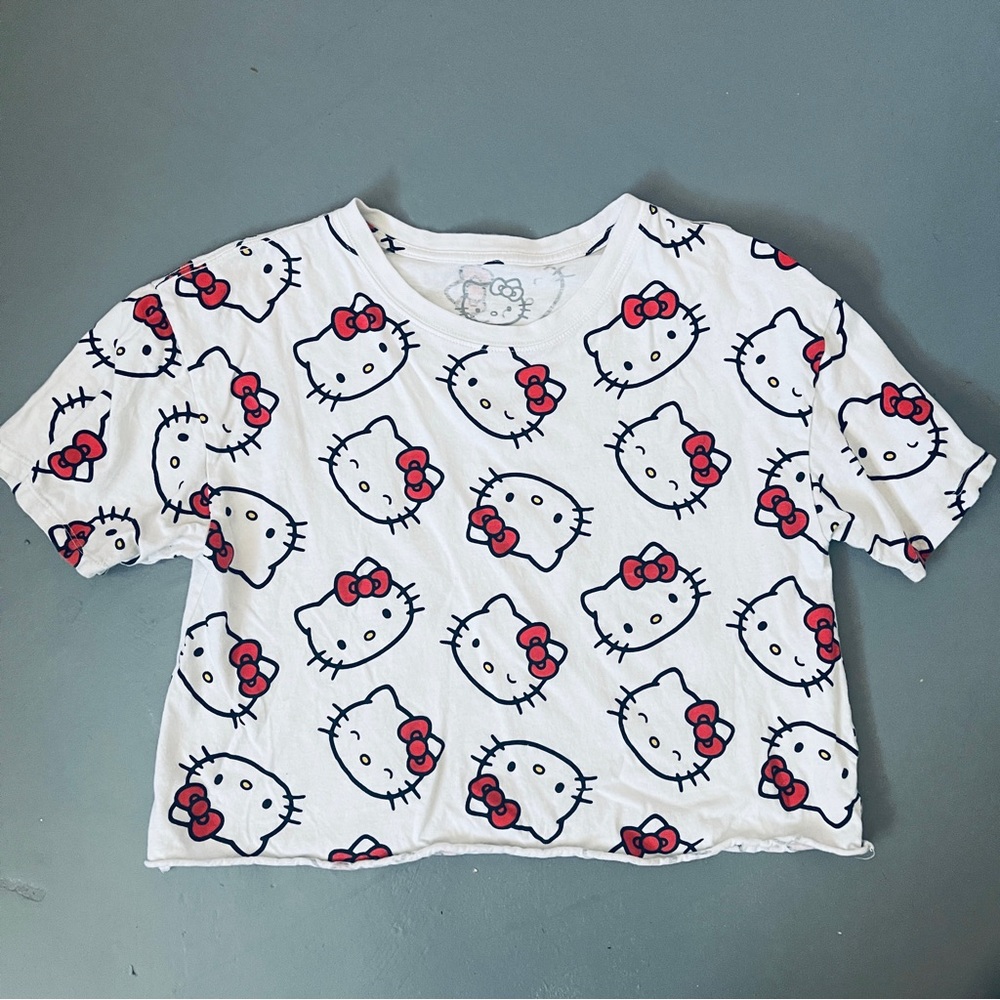 hello kitty allover print cropped tee